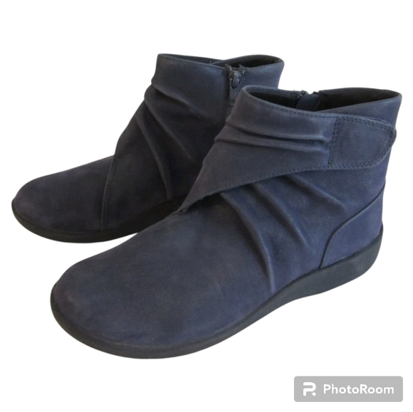 NIB Clarks Cloudsteppers Sillian Tana Navy Ankle Boots Women's 6M *DMG BOX* - Picture 1 of 6